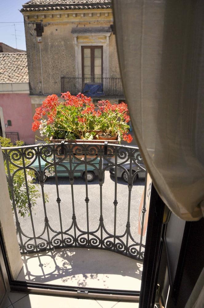Bed and Breakfast Casa Al Centro Storico Nicolosi Exterior foto